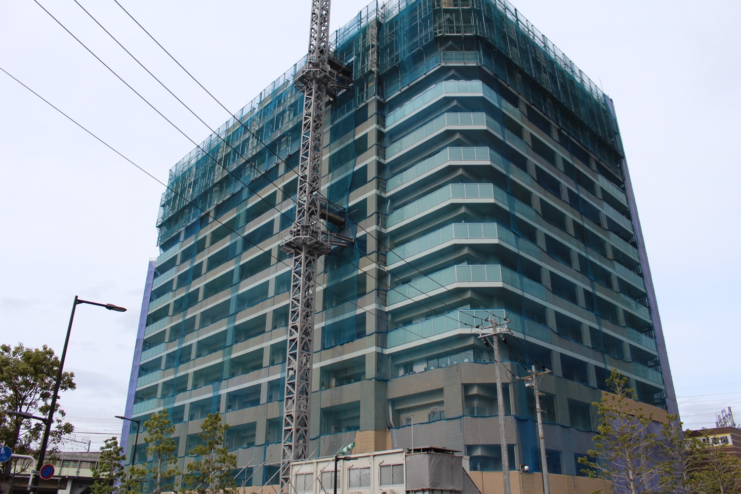 別所幼稚園跡地に建設中のマンションの様子