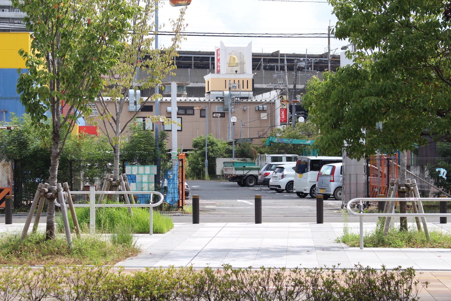 ケーズデンキ跡地に車両が!