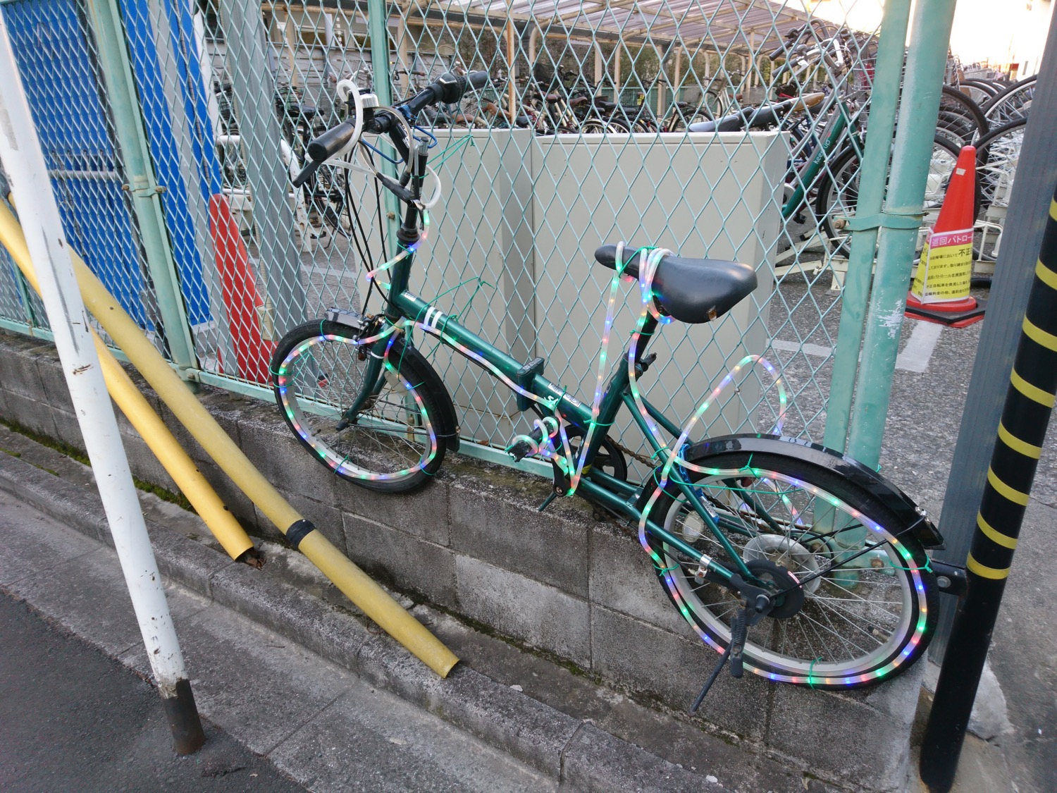 駐輪場の自転車イルミネーション