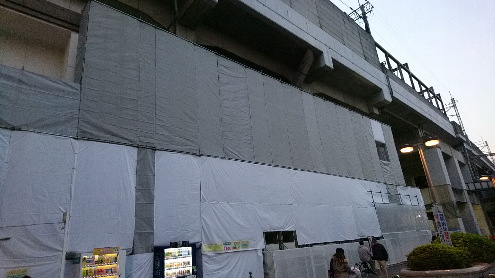 武蔵浦和駅東口側のBeansの外壁工事中